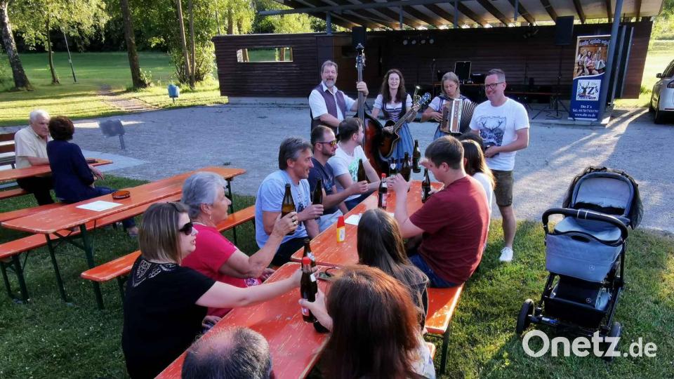 Die &quot;3-Z´s&quot; zogen alle Register und begeisterten zur Zufriedenheit von Vorsitzenden Bernd Reil (vorne re) das generationsübergreifende Publikum. Bild: gz