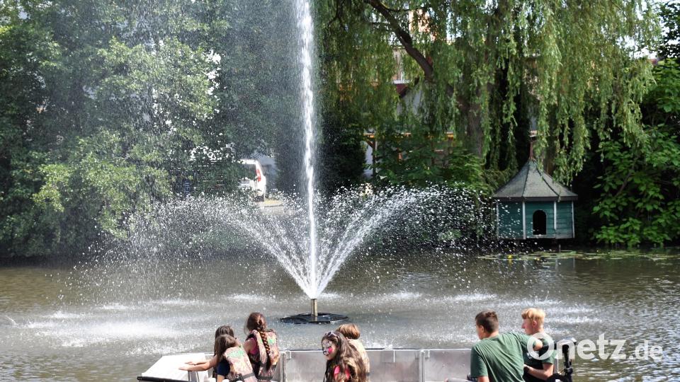 Die Kinder hatten viel Freude beim Bootfahren rund um den Stadtweiher-Brunnen. Bild: rgr