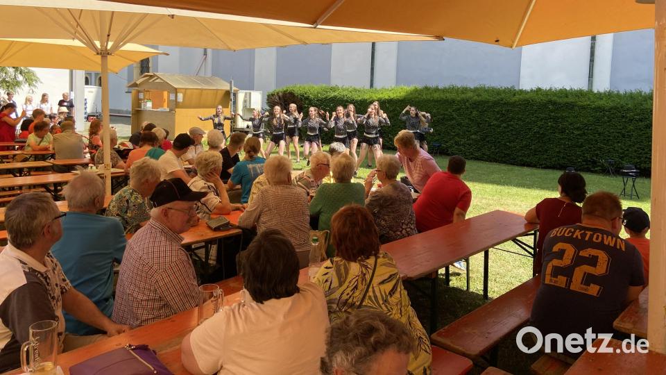 Die TVW-Tanzgruppe gab beim Pfarrfest einen Vorgeschmack auf das Bürgerfest. Bild: Markus Scharnagl/exb