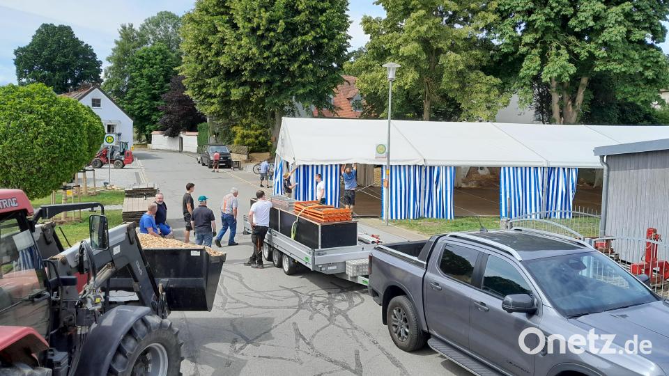 Die Aufbauarbeiten für das große Fest laufen. Die Feuerwehr Klobenreuth feiert am Wochenende 100-jähriges Bestehen. Bild: adj