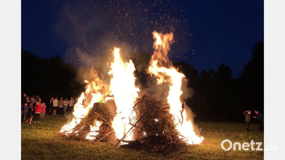 Schon bald loderten die Flammen hell in den Himmel. Bild: rpp