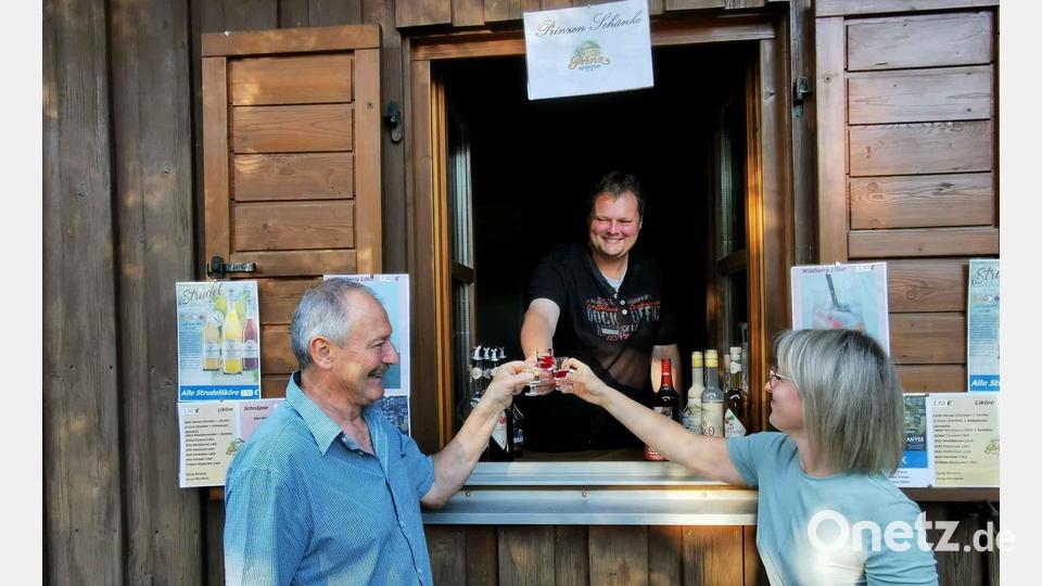 Im OWV-Wanderheim an der Fenster-Schenke boten Jasmin und Peter Kirner köstliche Liköre, Cocktails und Schnäpse. Auch OWV-Vorsitzender Josef Frischmann kam zum Probieren. Bild: gz