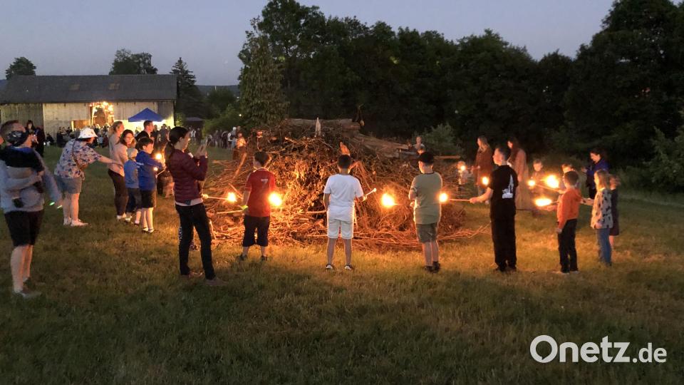 Der Holzstoß wurde umringt und gemeinsam entzündet. Bild: rpp
