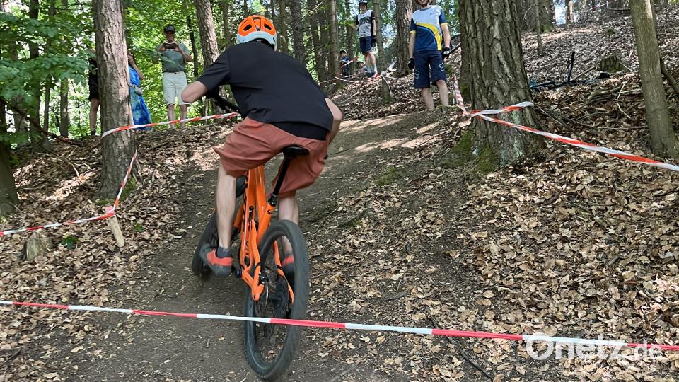 Felix Utz strampelt beim Hillclimb-Wettbewerb den Berg hinauf. Bild: Skiverein Etzelwang/exb
