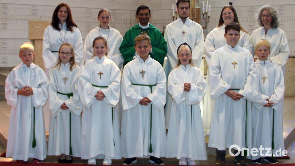 Sieben junge Menschen zeigen Interesse an der Mitarbeit in der Kirche und im Gottesdienst. Am Sonntag wurden sieben Jugendliche feierlich in die Ministrantenschar aufgenommen. Bild: lep