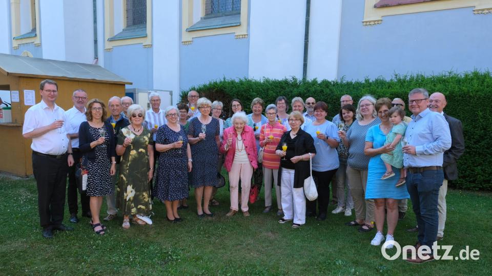 Die Jubilarin Annemarie Zimmert (Mitte) zusammen mit den Sängerinnen und Sängern des Basilikachores, von links Kirchenmusikdirektor Andreas Sagstetter und Stadtpfarrer Dr. Thomas Vogl. Bild: Klaus Schoefl/exb