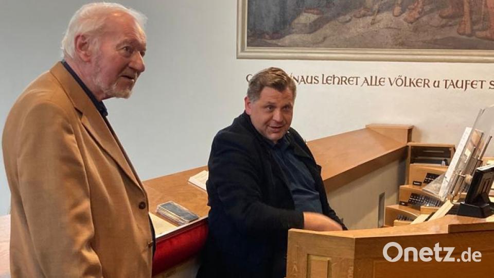 Detlef Zöllner (links) besuchte auch die Stadtpfarrkirche und ließ sich von Matthias Schraml die Orgel vorführen. Bild: Monika Beer-Helm/exb