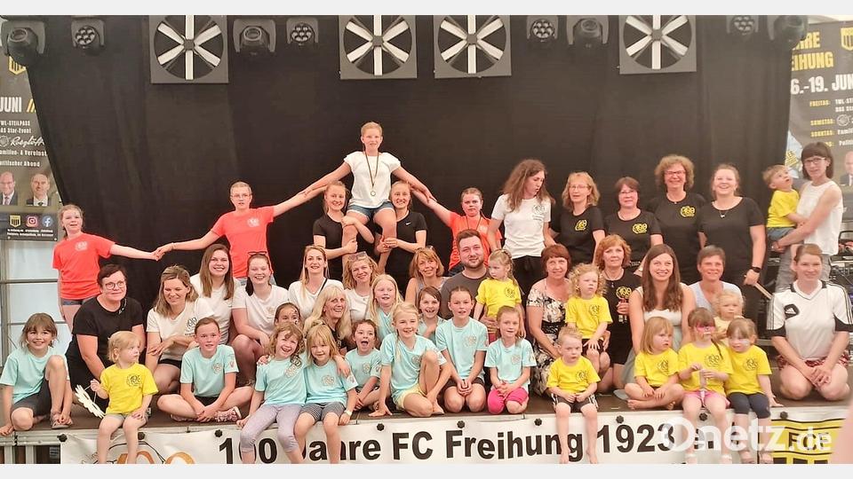 Die Turnriege zeigt bei der 100-Jahr-Feier des FC Freihung zahlreiche ihr Können. Bild: rth