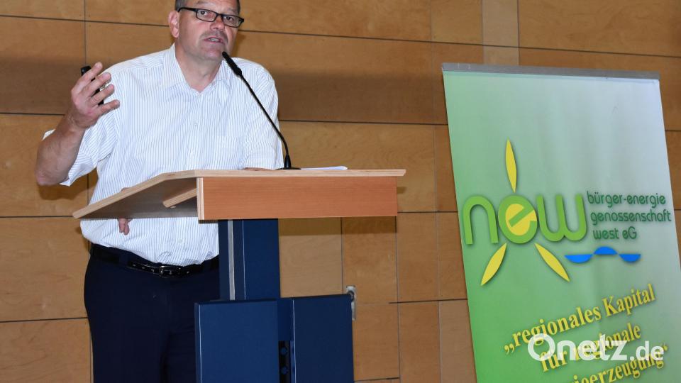 Stefan Dötsch, der Aufsichtsratsvorsitzende der Bürger-Energiegenossenschaft West. informiert die Mitglieder bei der Generalversammlung in der Stadthalle. Bild: rgr