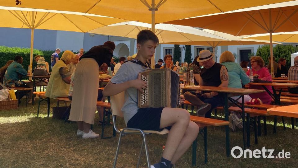 Jakob Siller sorgte mit der Steirischen für flotte Rhythmen beim Pfarrfest. Bild: Markus Scharnagl/exb