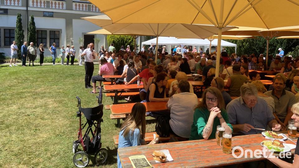 Überragend war der Besuch beim Pfarrfest im Pfarrgarten neben der Basilika. Stadtpfarrer Dr. Thomas Vogl hieß die Gäste zum Auftakt willkommen. Bild: Markus Scharnagl/exb