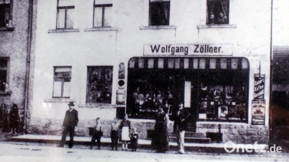 Die historische Aufnahme, entstanden in den 1920er Jahren, zeigt das einstige Zöllnerhaus am Johannisplatz. Davor versammelt ist die Familie von Wolfgang Zöllner, dem Großvater von Detlef Zöllner. Archivbild: Archiv Monika Beer-Helm/exb