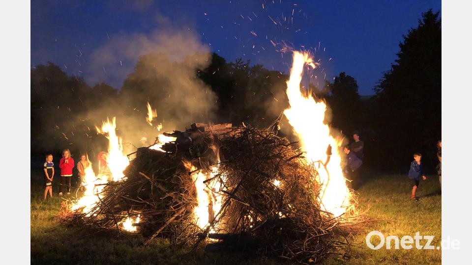 Schon bald loderten die Flammen hell in den Himmel. Bild: rpp