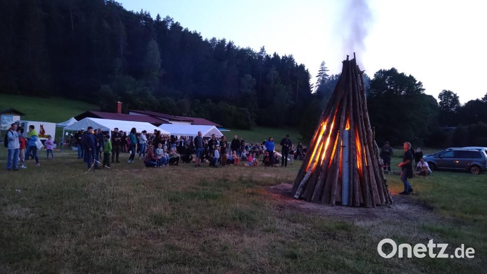 Das Sonnwendfeuer wird entzündet. Bild: Skiverein Etzelwang/exb