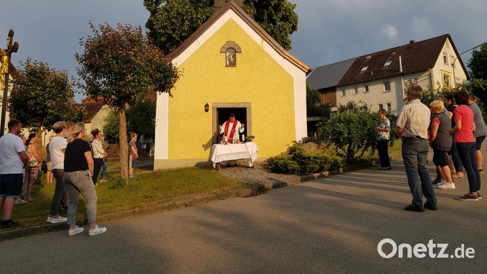 Die Gläubigen kamen zum Kirchlein am Dorfplatz. Bild: gi