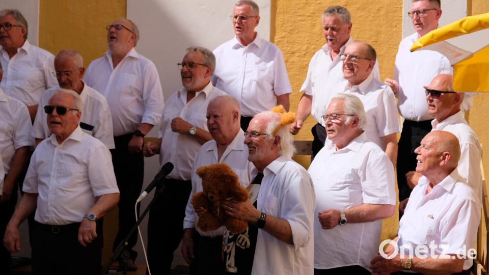 Die anrührende Geschichte vom &quot;Kleinen Teddybär&quot; &quot;erzählte&quot; der Projektchor, bestehend aus Mitgliedern der Männerchöre Eschenbach, Grafenwöhr und Pressath Bild: do