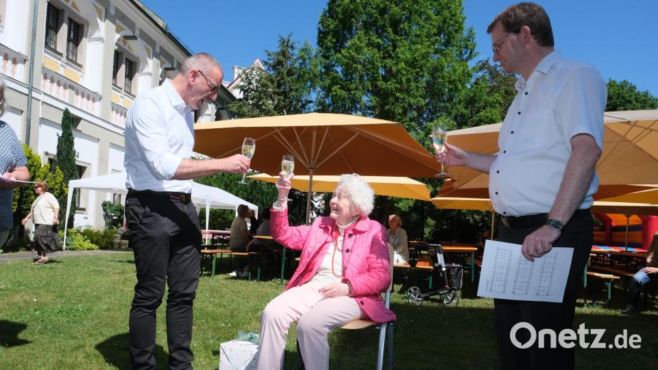Nach dem Ständchen des Basilikachores stieß Annemarie Zimmert mit Stadtpfarrer Dr. Thomas Vogl (links) sowie Kirchenmusikdirektor Andreas Sagstetter (rechts) sowie mit allen Chorsängerinnen und Sängern auf den 90. Geburtstag an. Bild: Klaus Schoefl/exb