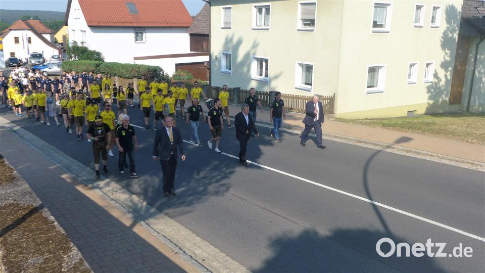 Anlässlich des 100-jährigen Bestehen des FC geht es im Kirchenzug durch Freihung. Bild: rth