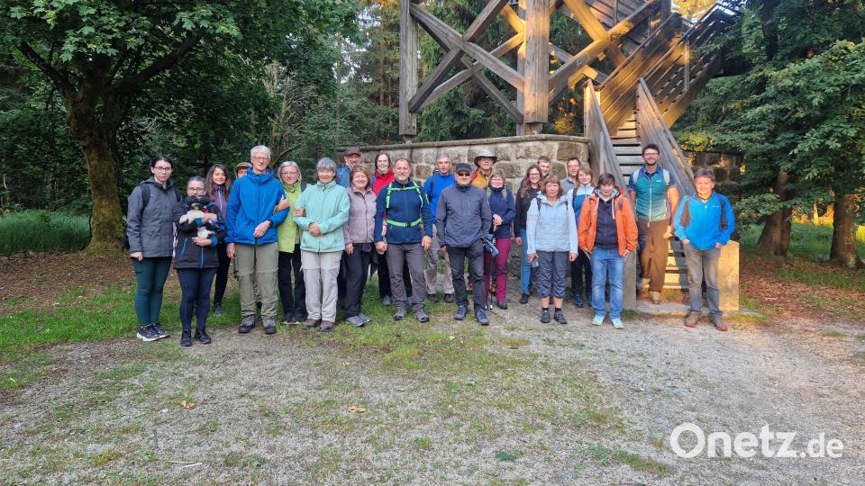 Besonders gut angenommen wurde die &quot;Early Bird Sonnenaufgangswanderung&quot; für Frühaufsteher. Die 25 Teilnehmer versammelten sich am Sonntagmorgen bereits um 3.30 Uhr am Wanderparkplatz in Hohenhard, um gemeinsam zum Oberpfalzturm aufzubrechen. Von der 33 Meter hohen Aussichtsplattform zeigte sich ein atemberaubender, filmreifer Sonnenaufgang bei klarem Himmel. Bild: Steinwald-Allianz/exb