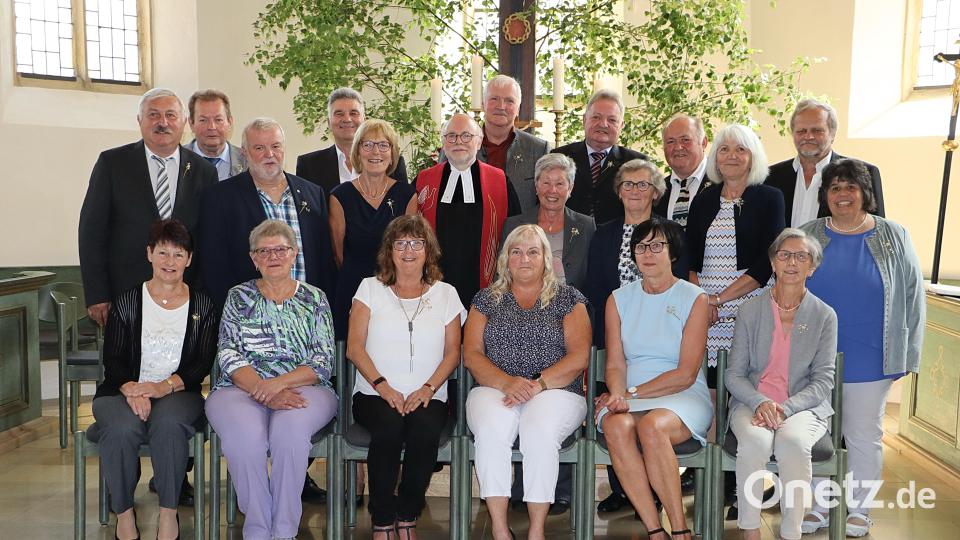 Diese Frauen und Männer feierten die Goldene Konfirmation. Bild: gru