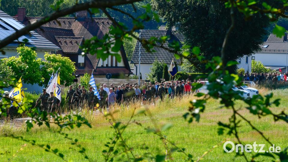 Die Wallfahrer zogen am Donnerstagmorgen von der Schweppermannkaserne in Kümmersbruck auf den Mariahilfberg. Soldaten, Angehörige, Reservisten und zivile Mitarbeiter sowie amerikanische Soldaten waren dabei. Bild: Petra Hartl