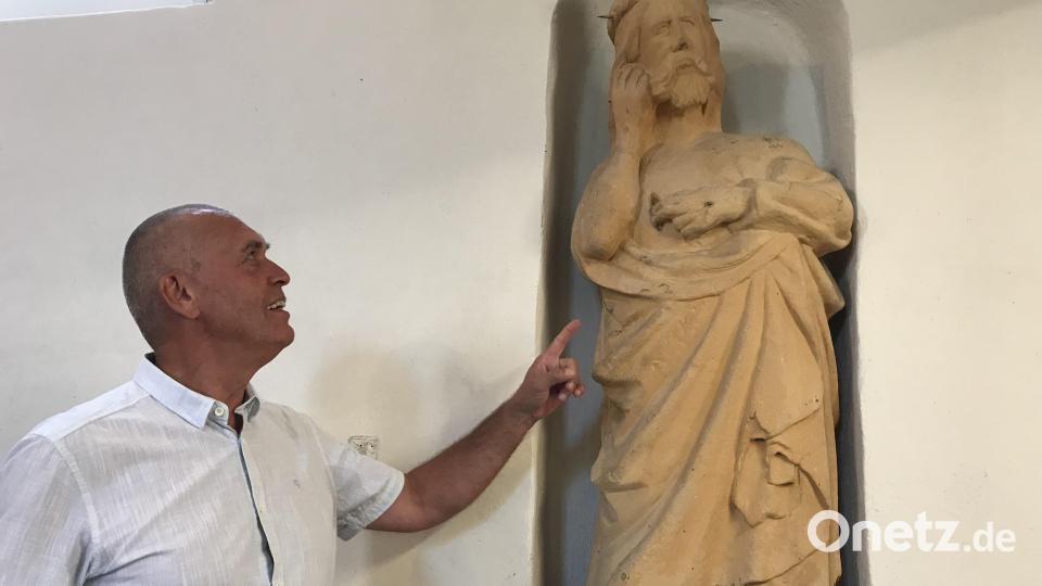 Ortssprecher Werner Kohl zeigt die älteste und wertvollste Statue der Atzmannsrichter Kirche. Bild: mma