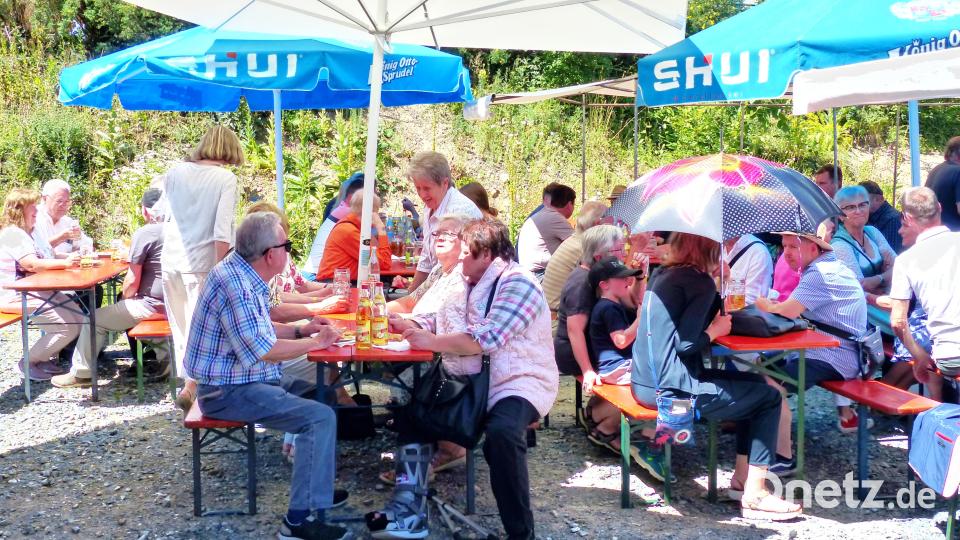 Sonnenschirme waren am Festplatz beim katholischen Pfarrhof sehr gefragt. Bild: njn