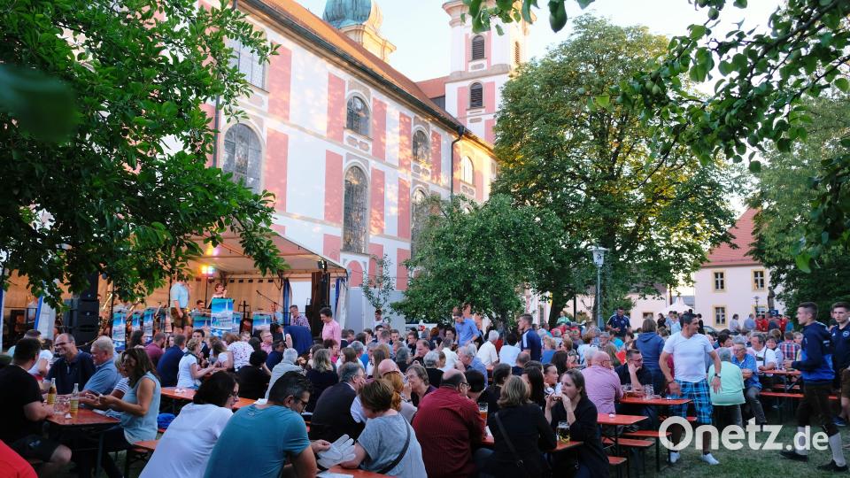 Auf dem Festplatz zwischen Klosterkirche und Wieskapelle lässt es sich zünftig feiern Bild: do