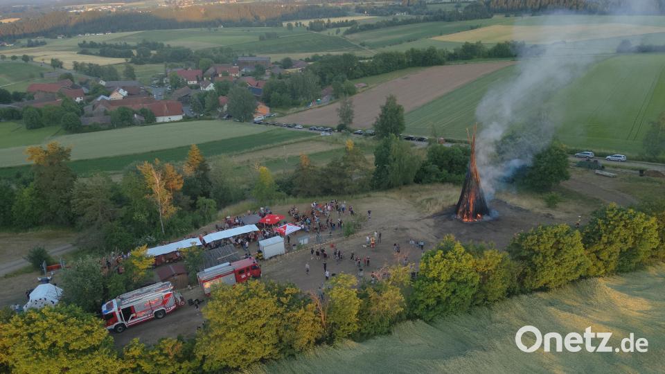 Gut besucht war das Jubiläumsjohannisfeuer auf der Schadenreuther Platte. „Es waren wohl mehr Gäste als in den Vorjahren“, schätzte Vorsitzender Tobias Bollmann. Das Johannisfeuer auf der Schadenreuther Platte trohnt hoch über der Nordoberpfalz. Bild: Feuerwehr Erbendorf