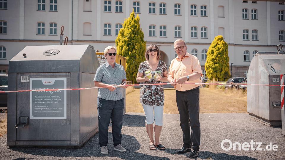 In Amberg gibt es einen neuen Containerstandort in der Georg-Grammer-Straße (von links): Umwelt-Amtsleiterin Elisabeth Keck, Abfallberaterin Susanne Uschold und Bürgermeister Martin Preuß eröffneten ihn. Bild: Michael Golinski, Stadt Amberg/exb