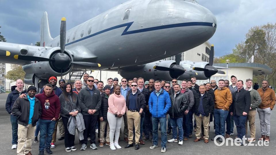 Die Teilnehmer des „Battalion Staff Ride“ von der 18. Combat Sustainment Support Battalion im Außenbereich des Alliierten Museums vor dem britischen Transportflugzeug, Typ „Handley Page Hastings“. Mit dabei Oberstleutnant d.R. Norbert Bücherl (Siebter von links), John Abella (Neunter von links) und Organisator Chaplain Andrew Schmitz (20. von links). Bild: nbu