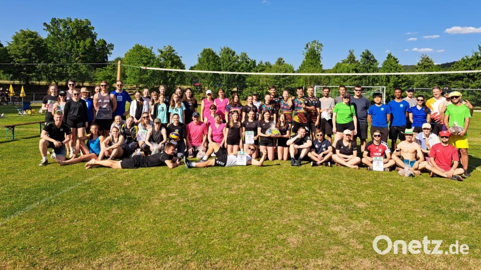 Die Teams des Volleyball-Turniers nach der Siegerehrung. Bild: ndt