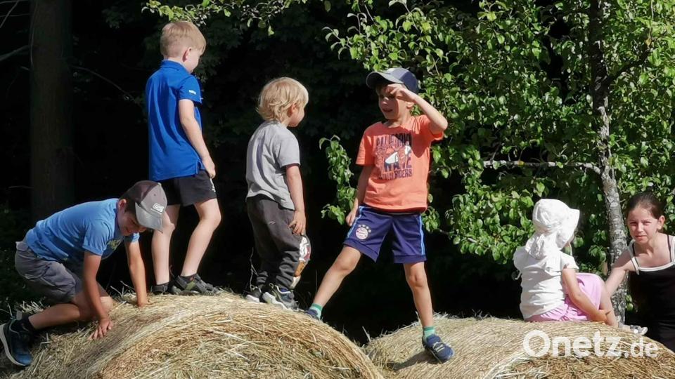 Die Kinder tobten sich auf den Strohballen so richtig aus. Bild: gz