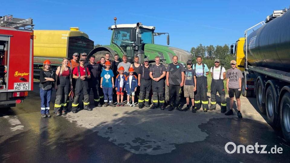 In die Reihen der eingesetzten Feuerwehrfrauen und -männer mischen sich Landwirte und die Jugendwehr. Bild: gz