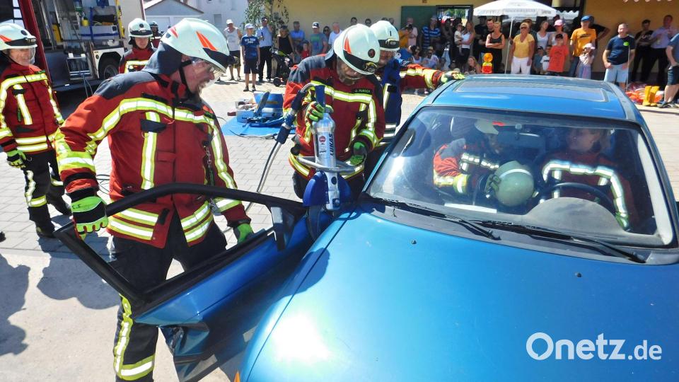 Mit Spreizer und Schere holten die Aktiven der Speichersdorfer Wehr bei einer Vorführung ein verletztes „Unfallopfer“ aus einem Fahrzeug. Bild: whü