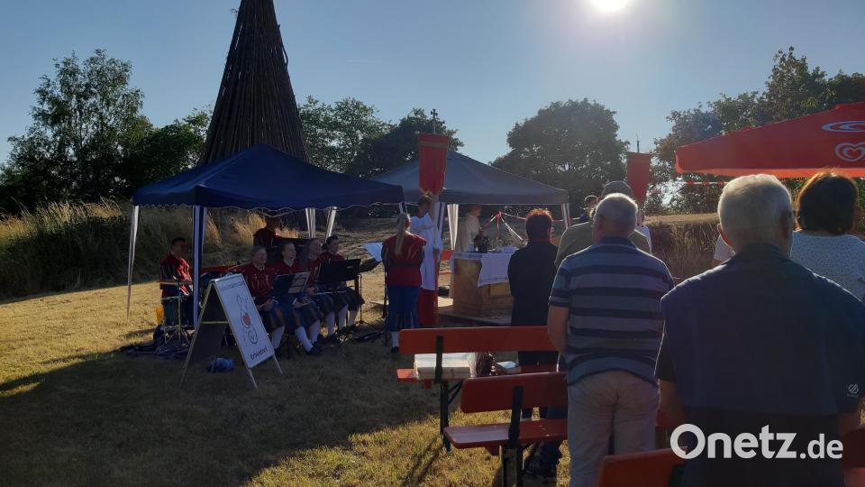Gut besucht war bereits der Festgottesdienst, der vom Spielmannszug der FFW Erbendorf musikalisch begleitet wurde. Bild: Feuerwehr Erbendorf