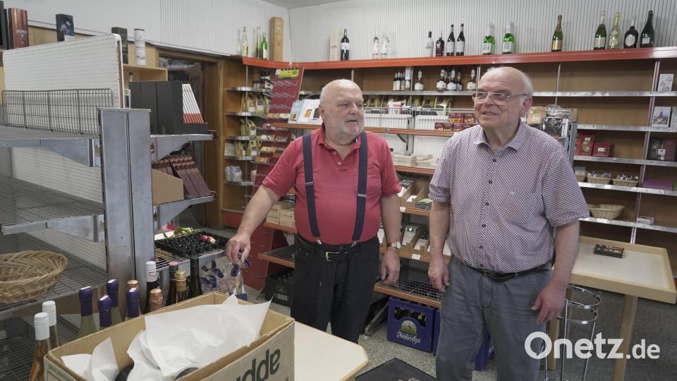 Die Regale sind schon ziemlich leer. Hans (links) und Georg Schärtel. Bild: Laura Fröhler