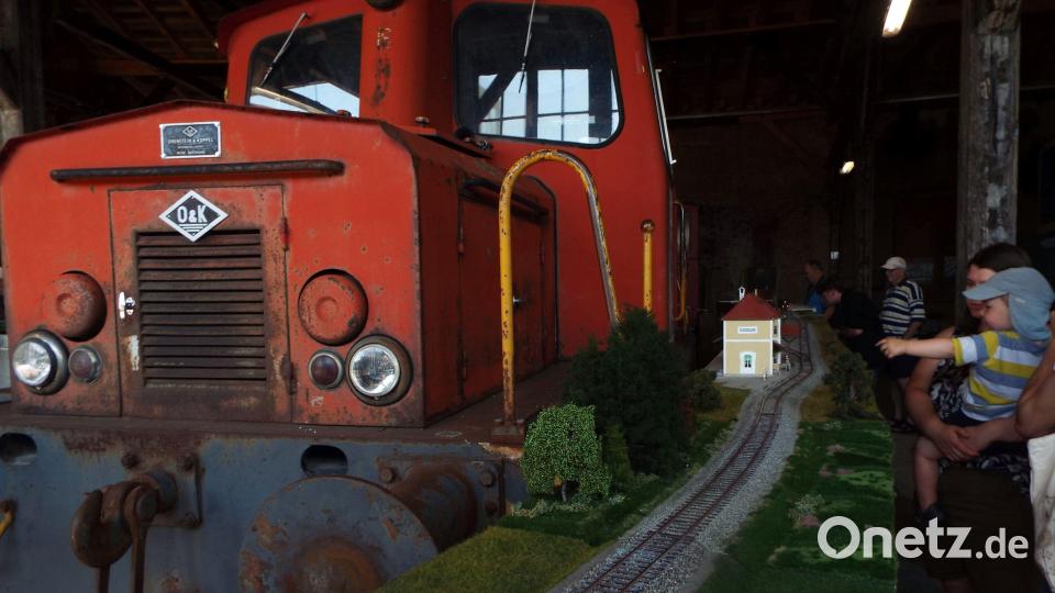 Große Loks und kleine Bahnhöfe auf der Modelleisenbahn. Bild: e