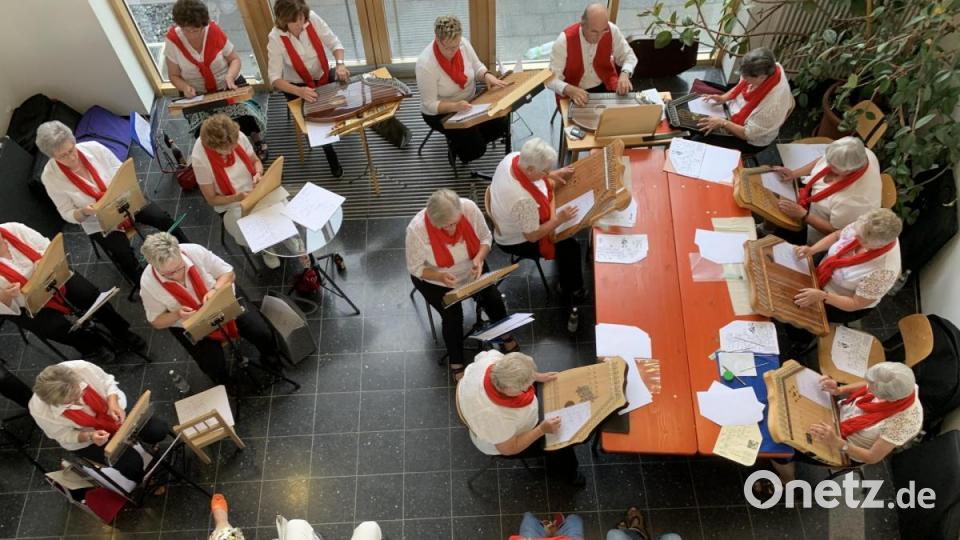Eine Stunde unterhielt der Förderkreis die Gäste des SErenadenauftakts Bild: adj