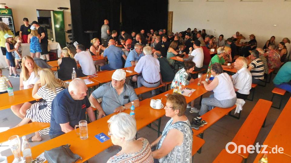 Die Bierbänke und -tische in der Fahrzeughalle waren gut gefüllt. Bild: whü