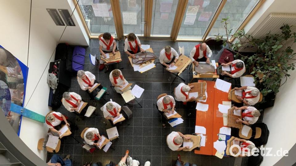 Eine Stunde unterhielt der Förderkreis die Gäste des SErenadenauftakts Bild: adj