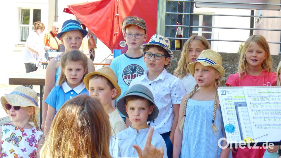 Am Nachmittag erklang beim ökumenischen Gemeindefest in allen Ecken Musik. Auch der Kinderchor im Steinwald zeigte sein Können. Bild: njn
