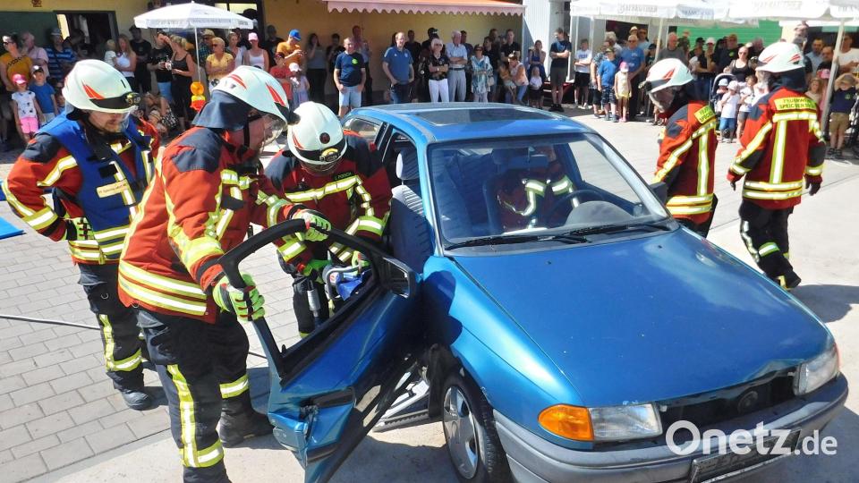 Mit Spreizer und Schere holten die Aktiven der Speichersdorfer Wehr bei einer Vorführung ein verletztes „Unfallopfer“ aus einem Fahrzeug. Bild: whü