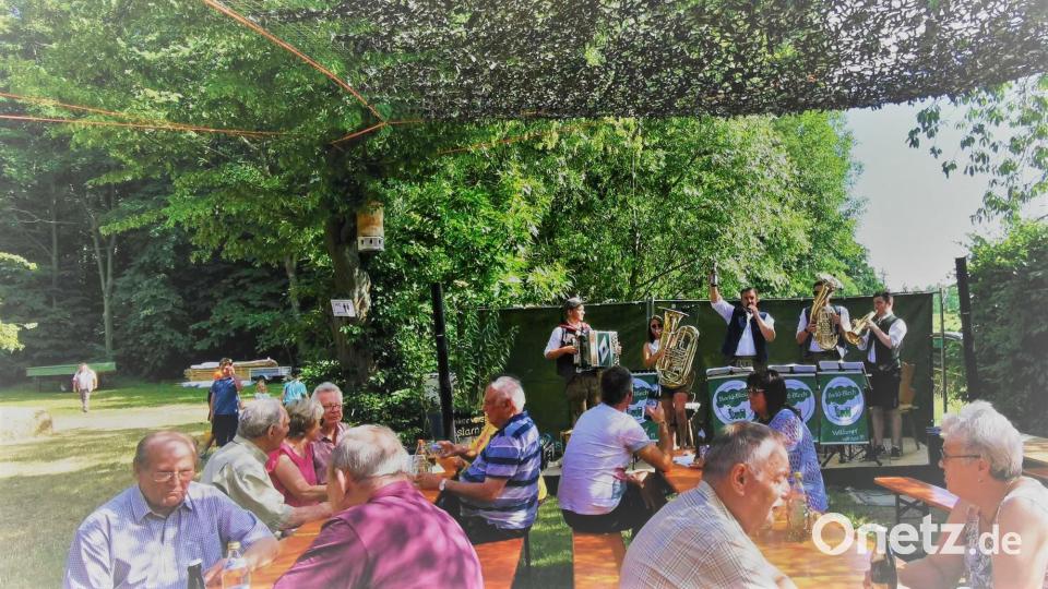 &quot;Ein Prosit der Gemütlichkeit&quot; heißt es auch beim Imkerfest in Eslarn. Bild: gz