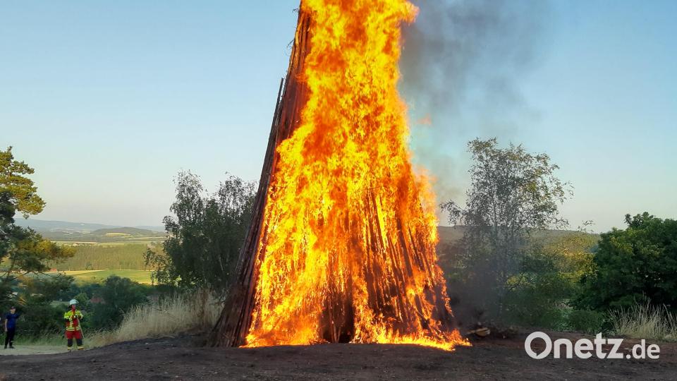 Hoch loderten die Flammen des aufgebauten Holzkegels auf der Schadenreuhter Platte. Bild: Feuerwehr Erbendorf