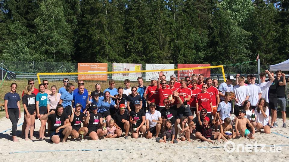 Bei schönstem Beach-Wetter feierten die zehn Mannschaften ihre Platzierungen. Bild: cro