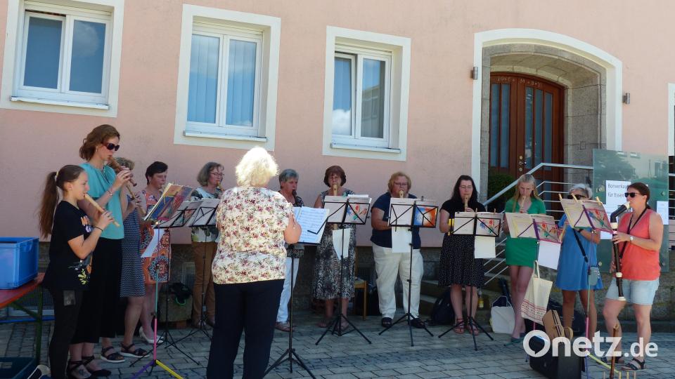 Die Flötengruppe aus Wildenreuth sorgte am katholischen Pfarrhof für pfiffige Töne. Bild: njn