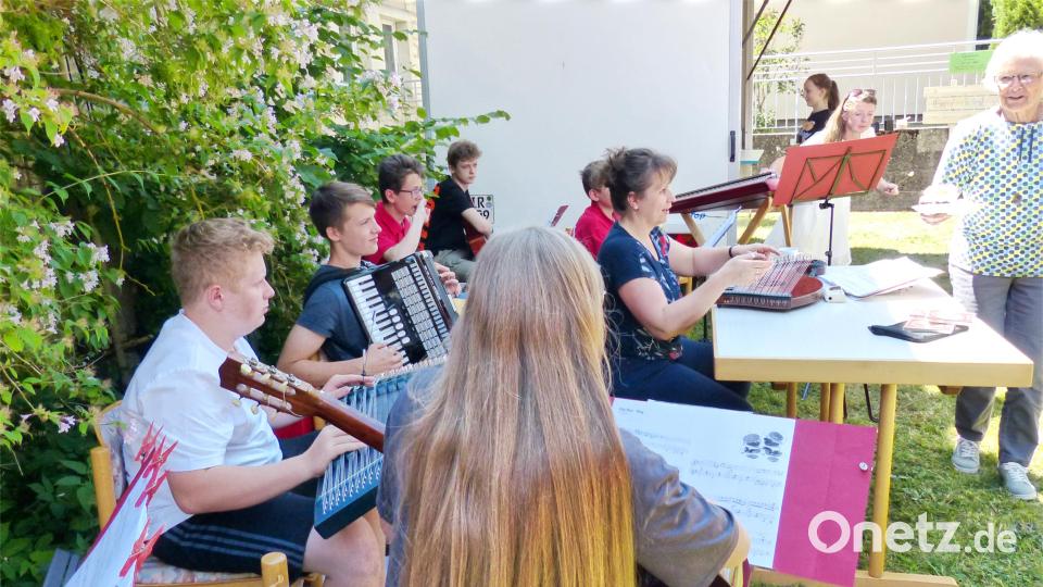 Zu Kaffee und Kuchen am Nachmittag erklang Musik des Zitherclubs. Bild: njn