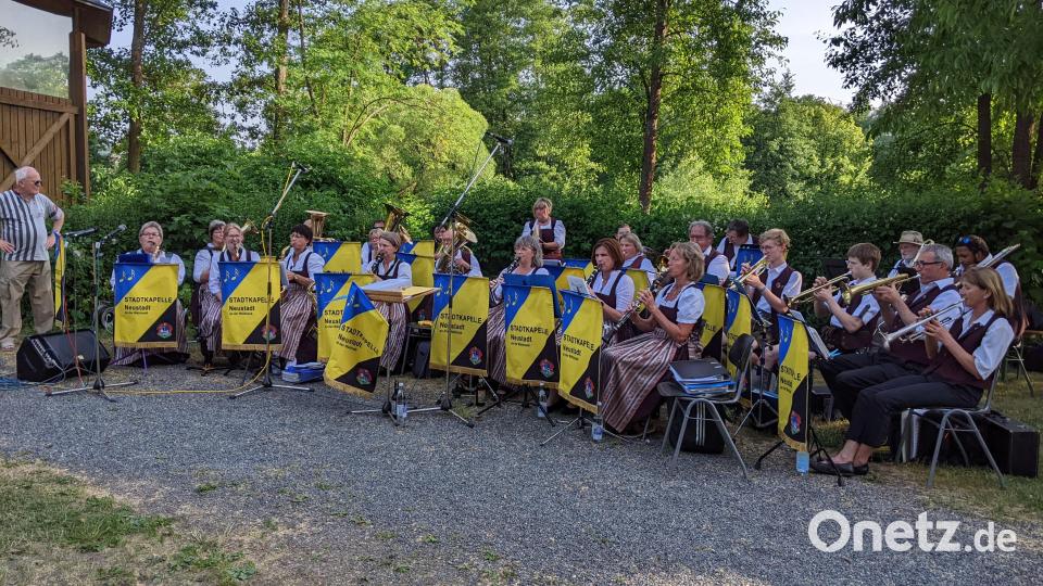 Eine bunte Palette an Titeln brachten das Akkordeon-Orchester, die Stadtkapelle (auf dem Bild) und der Solist Max Haberkorn auf seiner Steirischen bei der Serenade der Musikschule in der Freizeitanlage. Bild: kwl