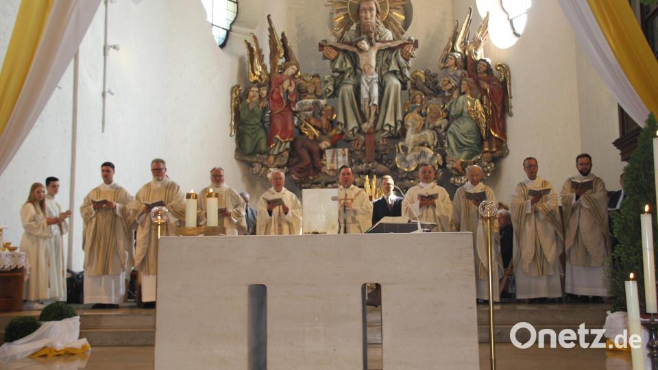 Beim Jubelgottesdienst anlässlich des 100-jährigen Bestehens von Hl. Dreifaltigkeit kam die Verbundenheit der Amberger Pfarreien durch die Teilnahme sämtlicher Priester und Seelsorger aus den Pfarreien Ambergs schön zum Tragen. Bild: ads